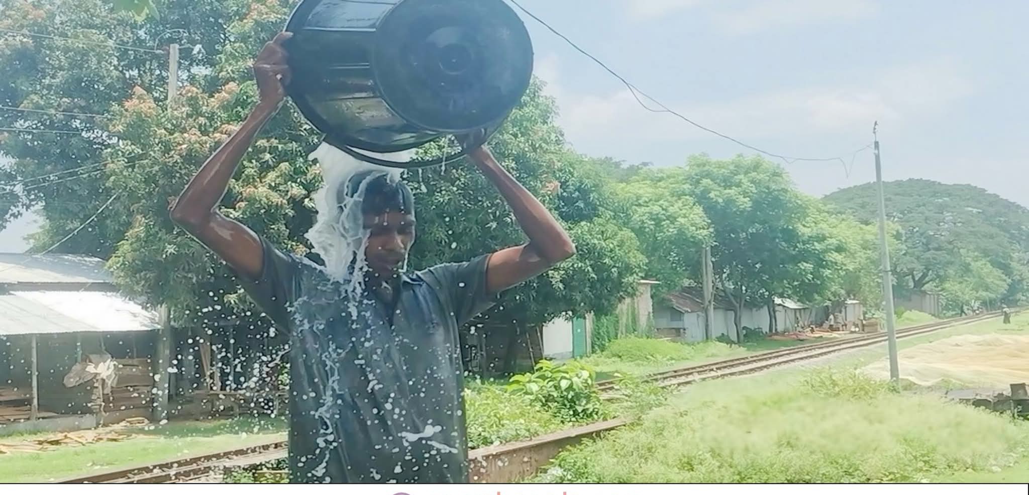 স্ত্রী তালাক দেয়ায় মনের খুশিতে এক মণ দুধ দিয়ে গোসল করলেন এক যুবক!