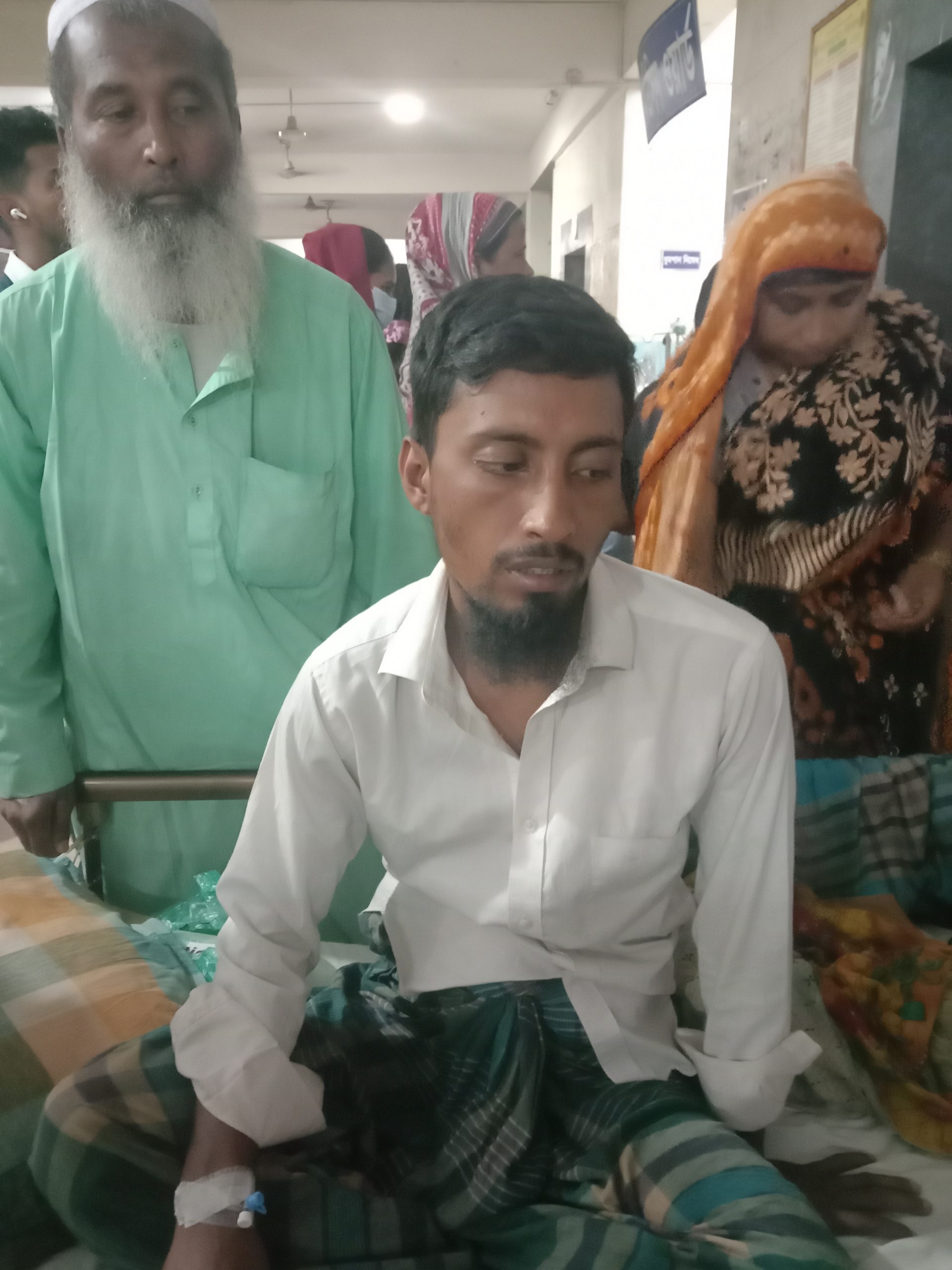 খিলগাঁও-এ মলমপার্টির খপ্পরে পড়ে জীবিকার একমাত্র বাহন মিশুকটি হারিয়ে পরিবার নিয়ে সর্বহারা আল আমিন