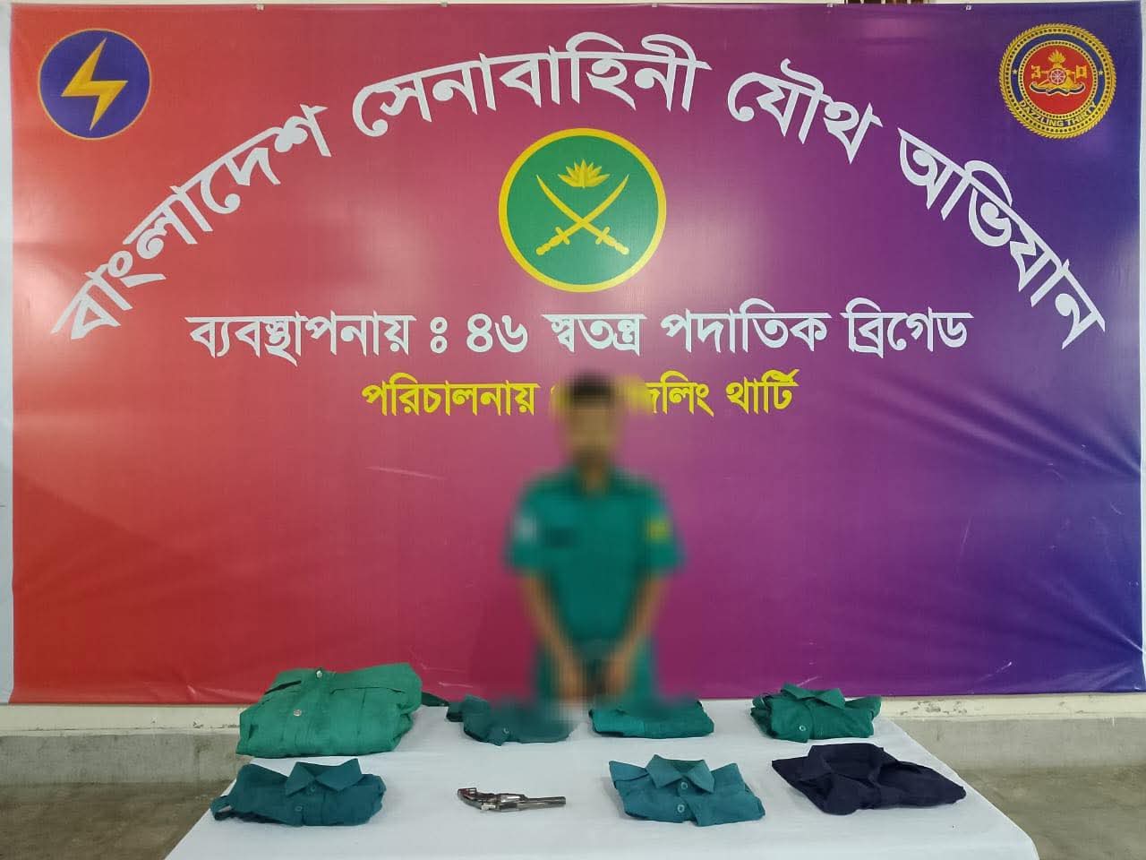 রাজধানীর কলাবাগানে সেনাবাহিনীর নেতৃত্বে যৌথ অভিযানে পুলিশ ছদ্মবেশী চাঁদাবাজ গ্রেফতার