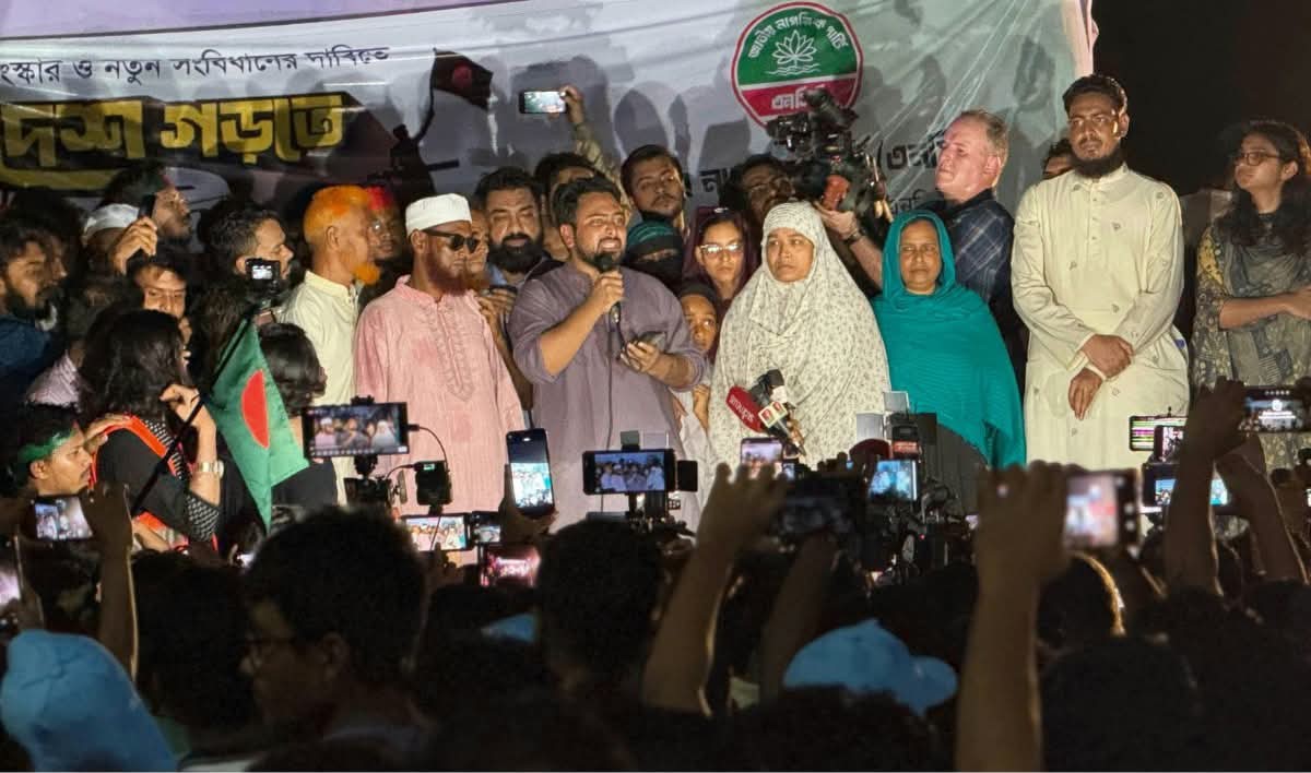 ব্যবসায়ীদের চাঁদাবাজদের কবল থেকে রক্ষা করব: নাহিদ ইসলাম