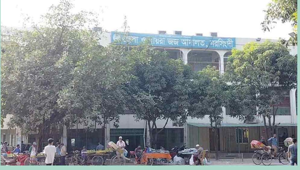 আদালতে বিদ্যুৎ যাওয়ার পর কাঠগড়া থেকে পালিয়ে গেলো আসামি