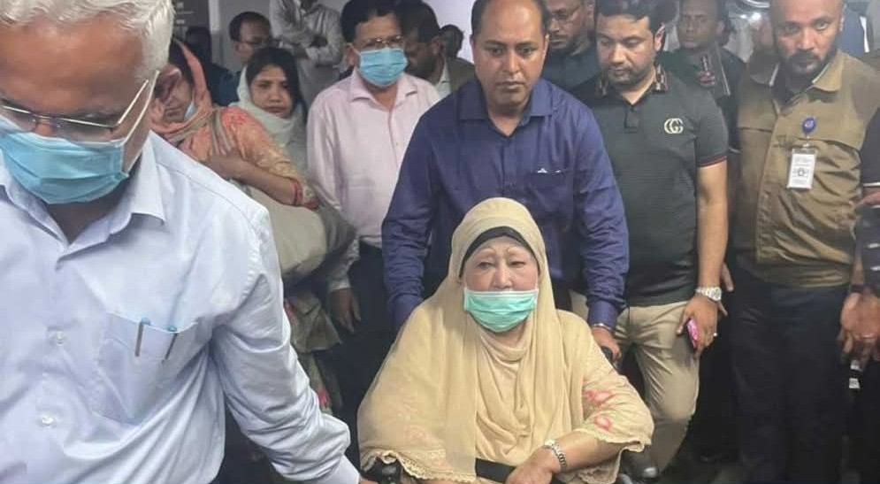 স্বাস্থ্য পরীক্ষা শেষে বাসায় ফিরেছেন খালেদা জিয়া