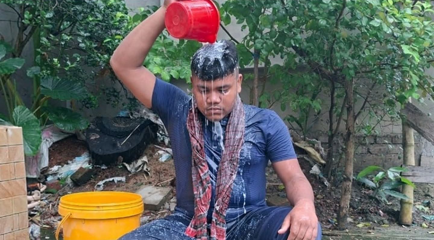 গোপালগঞ্জে দুধ দিয়ে গোসল করে ছাত্রলীগ নেতার পদত্যাগ