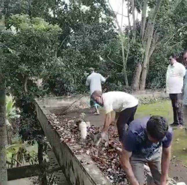 হরিণাকুন্ডু স্বাস্থ্য কমপ্লেক্সের ছাদ পরিষ্কার করার শুভ উদ্বধন করলেন,