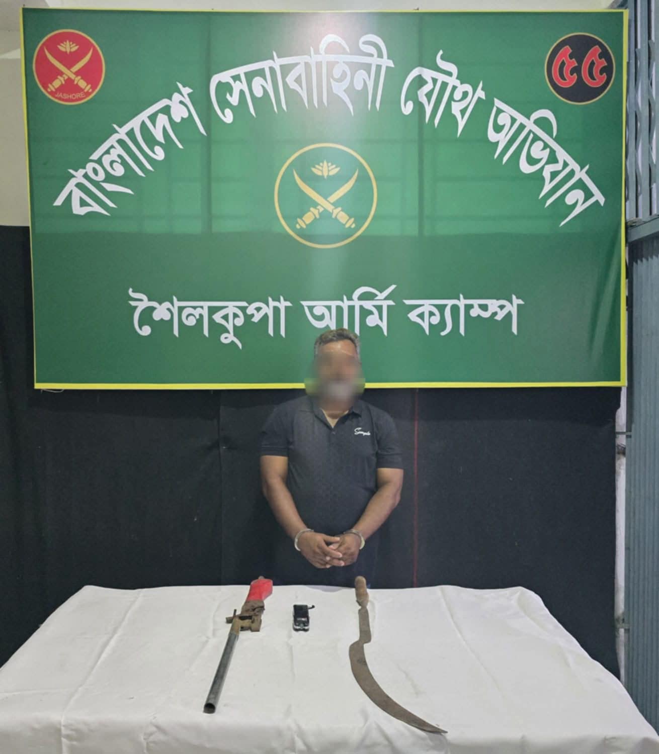 শৈলকূপায় অস্ত্রসহ সন্ত্রাসী গ্রেফতার: উদ্ধার লং ব্যারেল ও স্টান গান