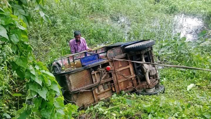 ঢাকা-চট্টগ্রাম হাইওয়ে রোড বড়োদরঘাটের পাশে ছোট কমলদা প্রাইভেট কারের সাথে অটোরিকশার মুখোমুখি সংঘর্ষ