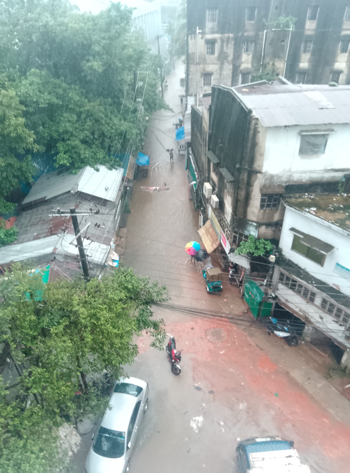 চট্টগ্রাম বন্দর এলাকায় অতিরিক্ত জলাবদ্ধতায়,জনজীবন বির্পযস্ত
