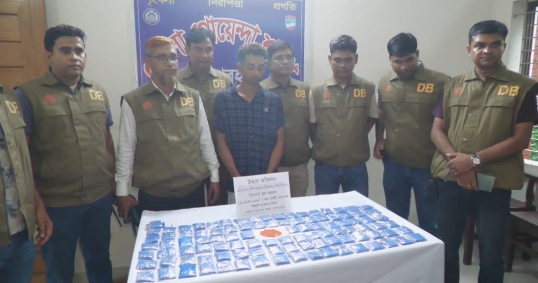 বাগেরহাটে আমের ক্যারেট থেকে কোটি টাকা মূল্যের ইয়াবা উদ্ধার, আটক ১