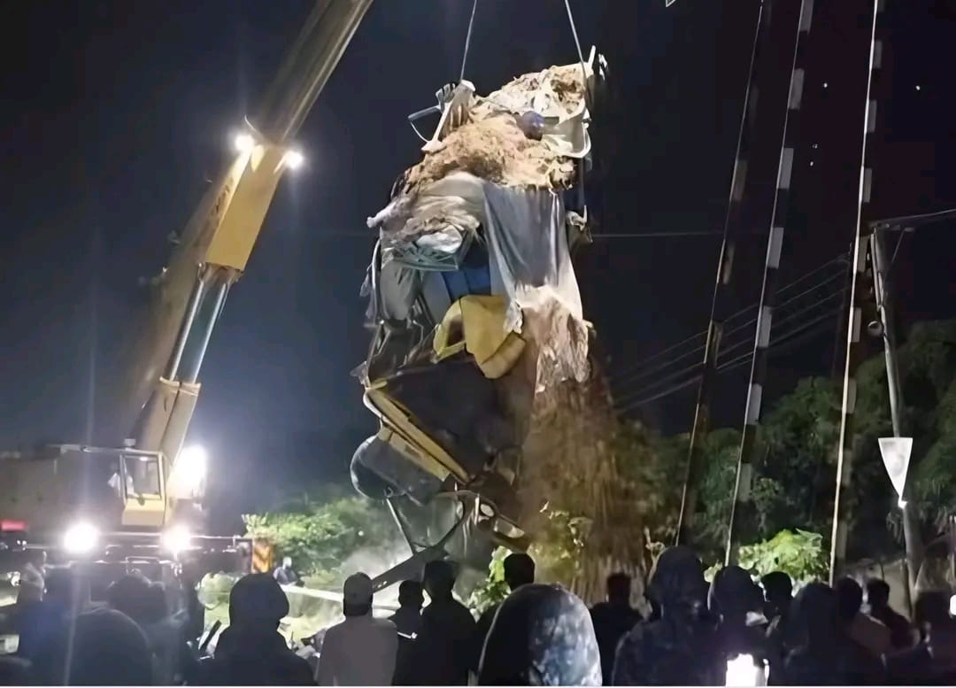 খুলনায় ট্রেন-ট্রাক সংঘর্ষে রেল যোগাযোগ বন্ধ, প্রায় ৬ ঘণ্টা পর সচল