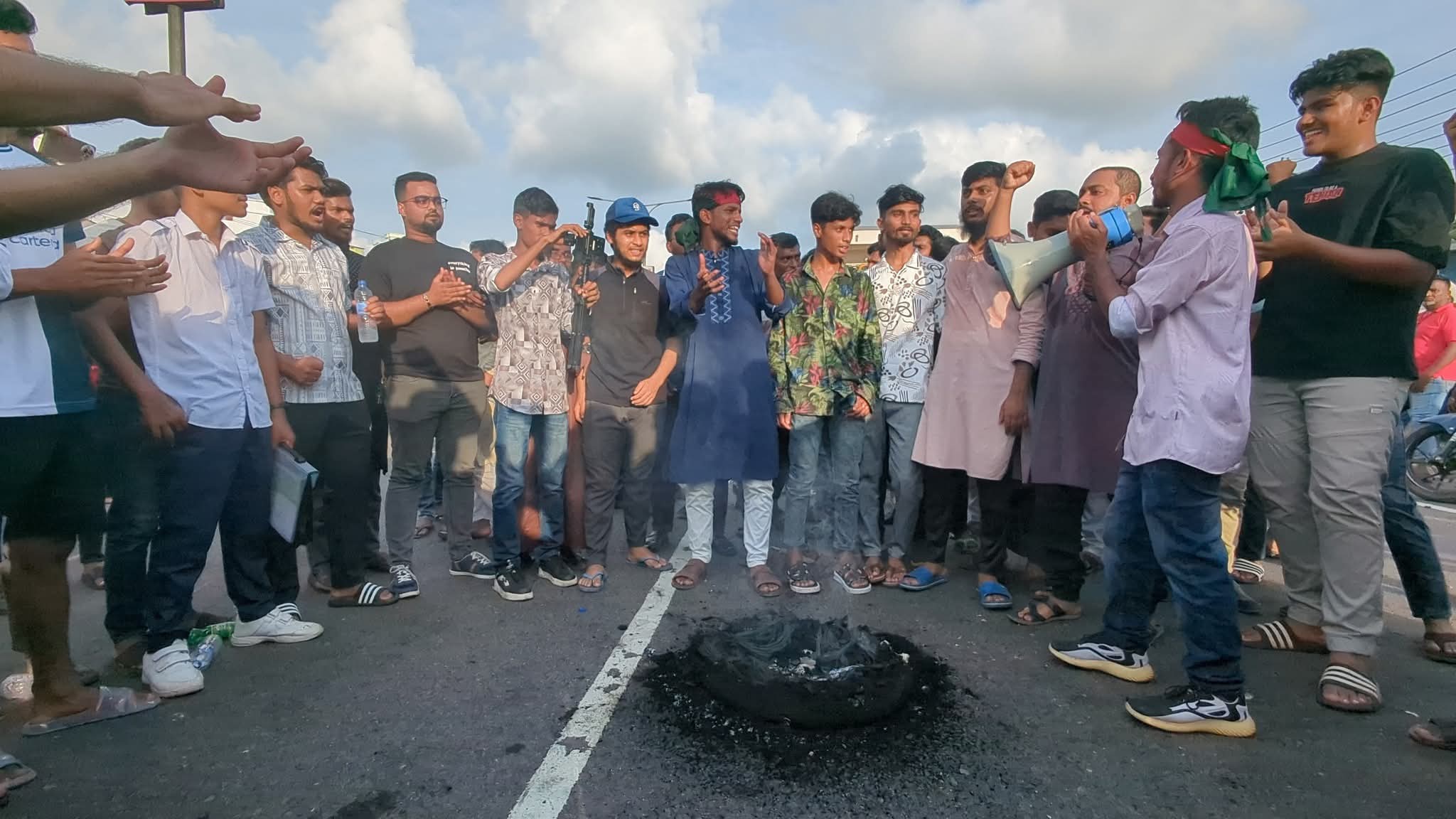 গোপালগঞ্জে এনসিপি কর্মসূচিতে হামলার প্রতিবাদে ফেনীতে মহাসড়ক অবরোধ