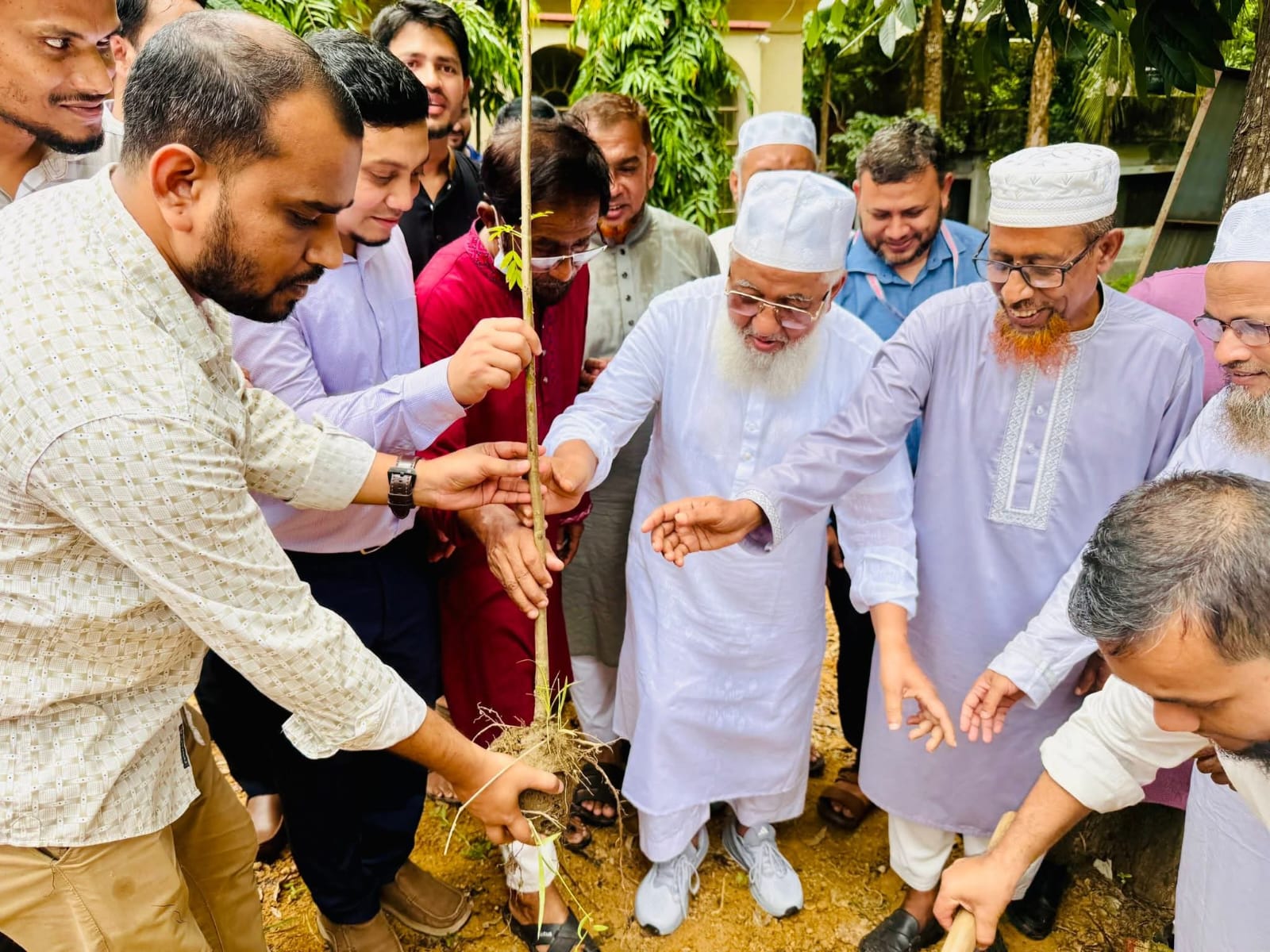 লোহাগাড়া উপজেলা স্বাস্থ্য কমপ্লেক্সে বৃক্ষরোপণ কর্মসূচি