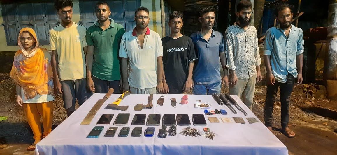 দেশীয় অস্ত্র ও মাদকদ্রব্য সহ বাগেরহাটে আটজন আটক