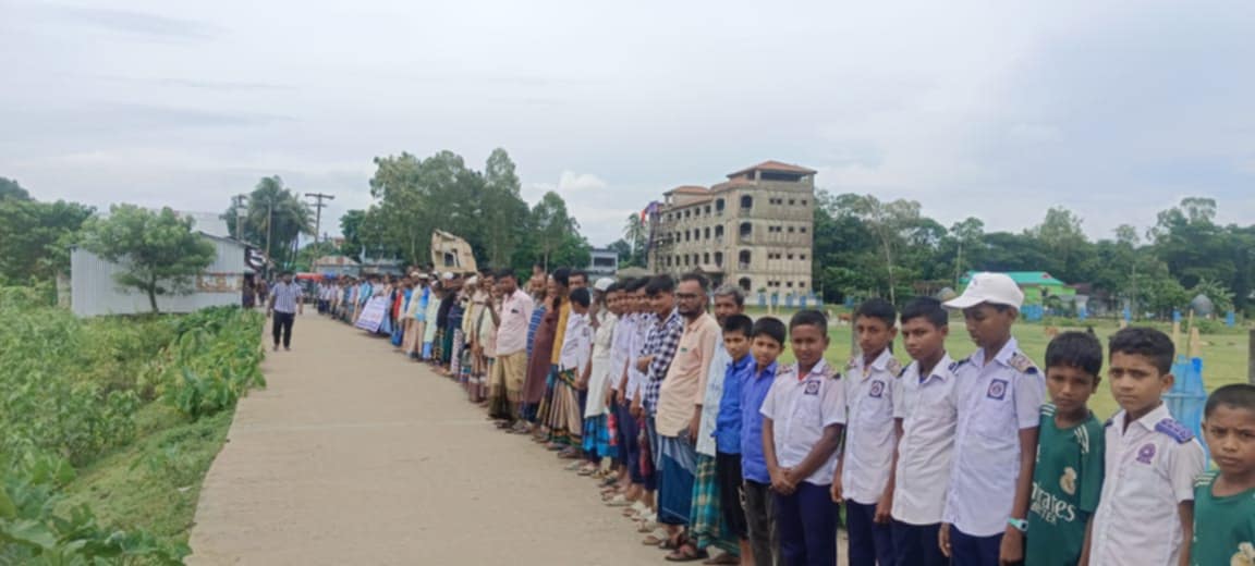 জামালগঞ্জে কতিপয় পুলিশ সদস্য কর্তৃক গ্রামবাসীকে হয়রানির প্রতিবাদে মানববন্ধন