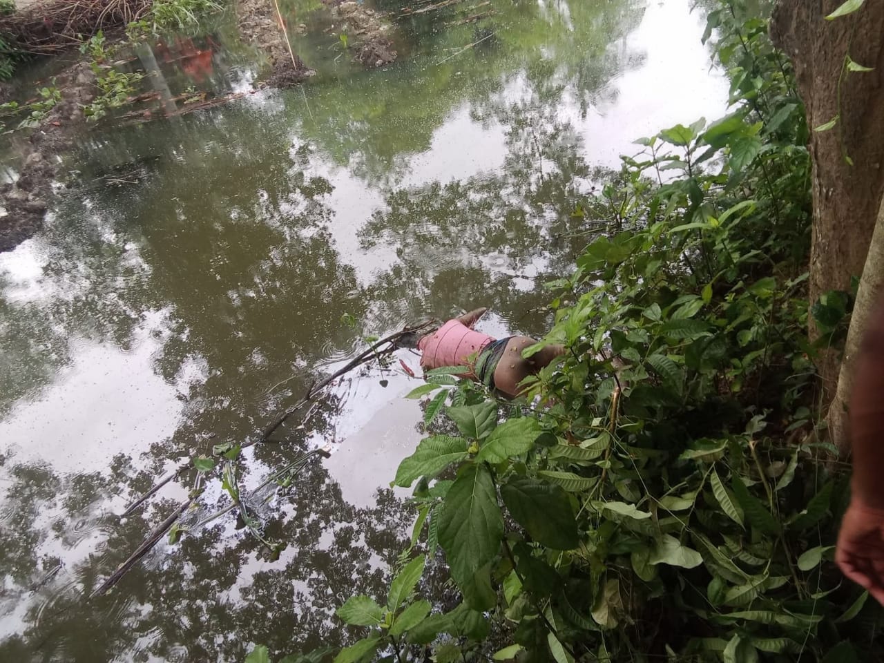 জি.কে. খালে অজ্ঞাত ব্যক্তির মরদেহ উদ্ধার স্থানীয়দের মধ্যে চাঞ্চল্য, তদন্তে পুলিশ