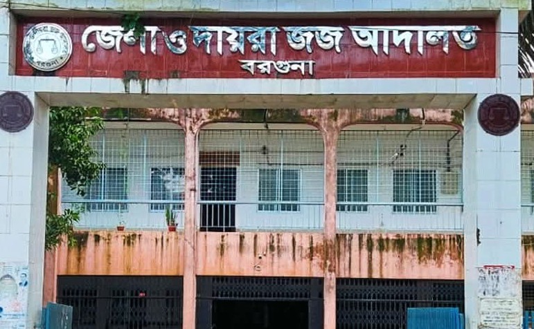 আদালত প্রাঙ্গণ থেকে হাতকড়া খুলে আসামির পলায়ন