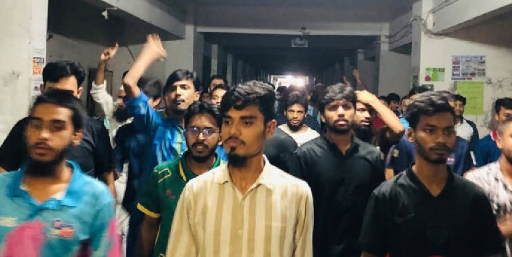 ঢাবির হলগুলোতে ছাত্ররাজনীতি নিষিদ্ধের দাবিতে মধ্যরাতে মিছিল