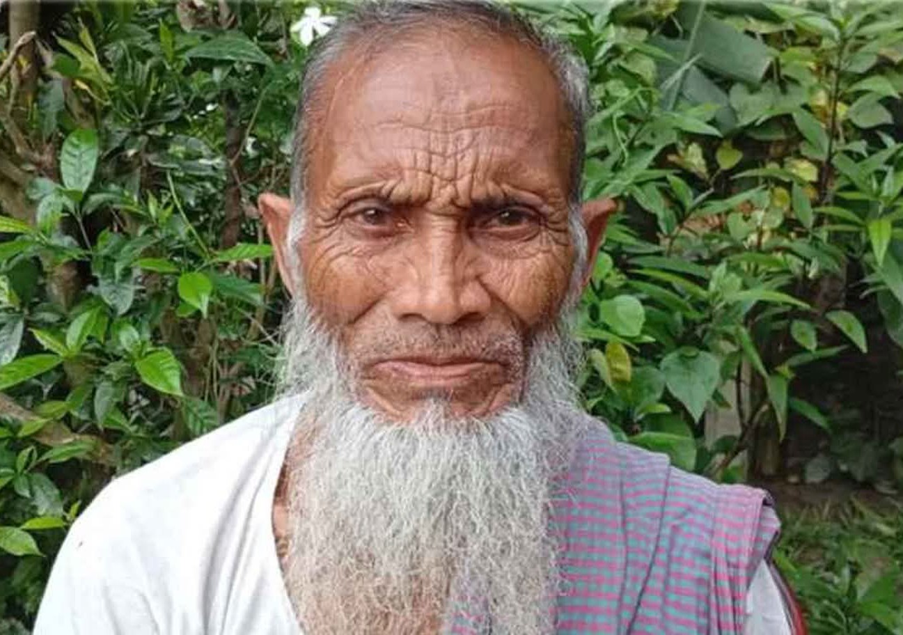 জমি লিখে নিয়ে বাবা-মাকে বাড়ি থেকে বের করে দিল ছেলে