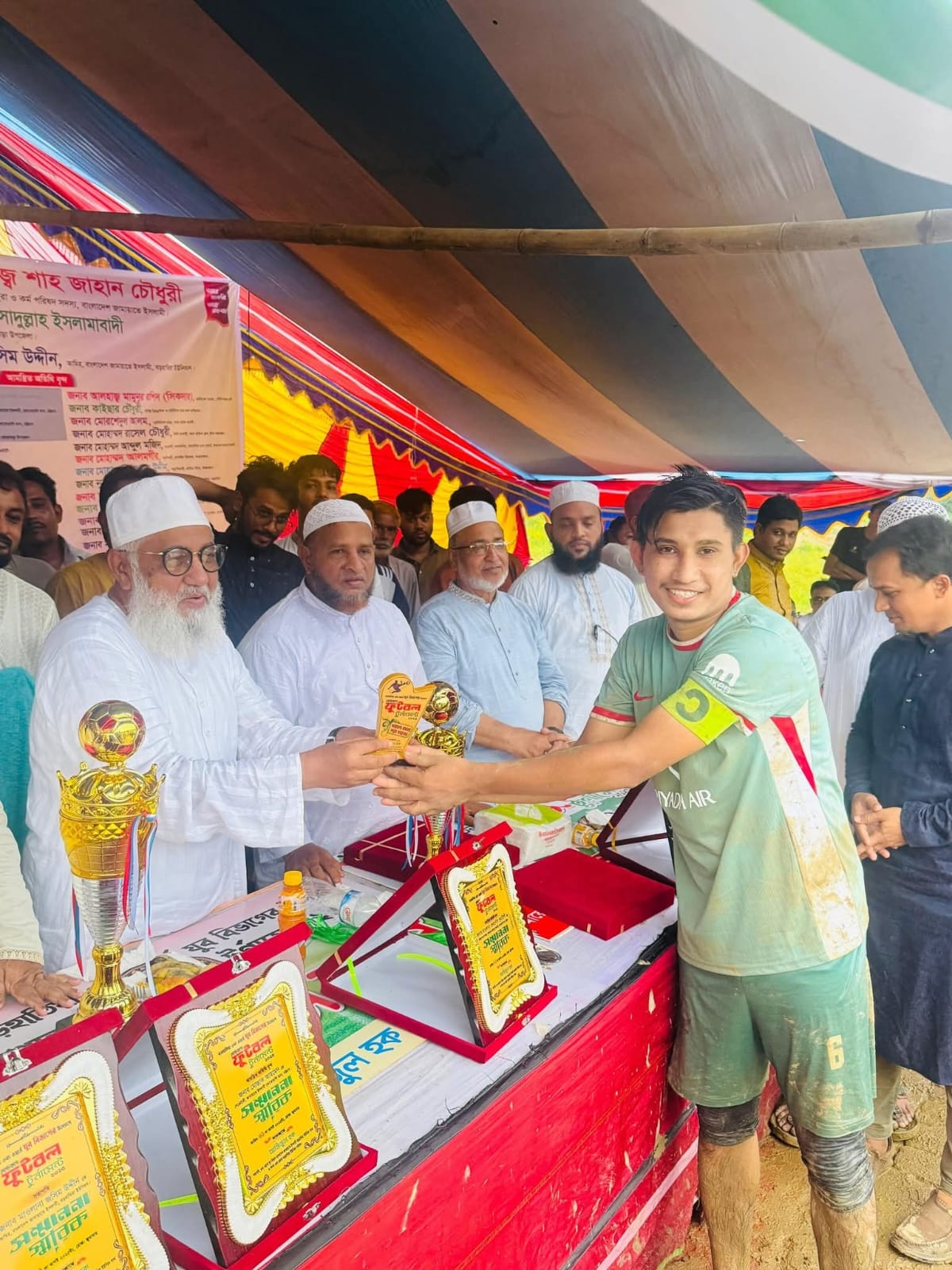 লোহাগড়ায় ফুটবল টুর্নামেন্টের পুরষ্কার বিতরণী অনুষ্ঠান