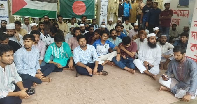 ইবি শিক্ষার্থী সাজিদ হত্যাকাণ্ডে শিক্ষার্থীদের অবস্থান কর্মসূচি চলছে প্রশাসন ভবনের সামনে