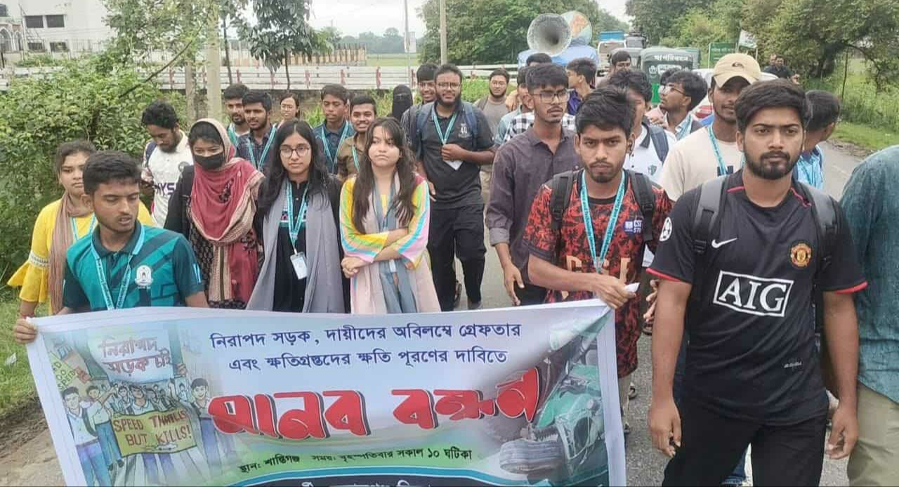 সুনামগঞ্জে সড়ক দুর্ঘটনায় শিক্ষার্থীদের মৃত্যুর প্রতিবাদে সড়ক অবরোধ ও বিক্ষোভ