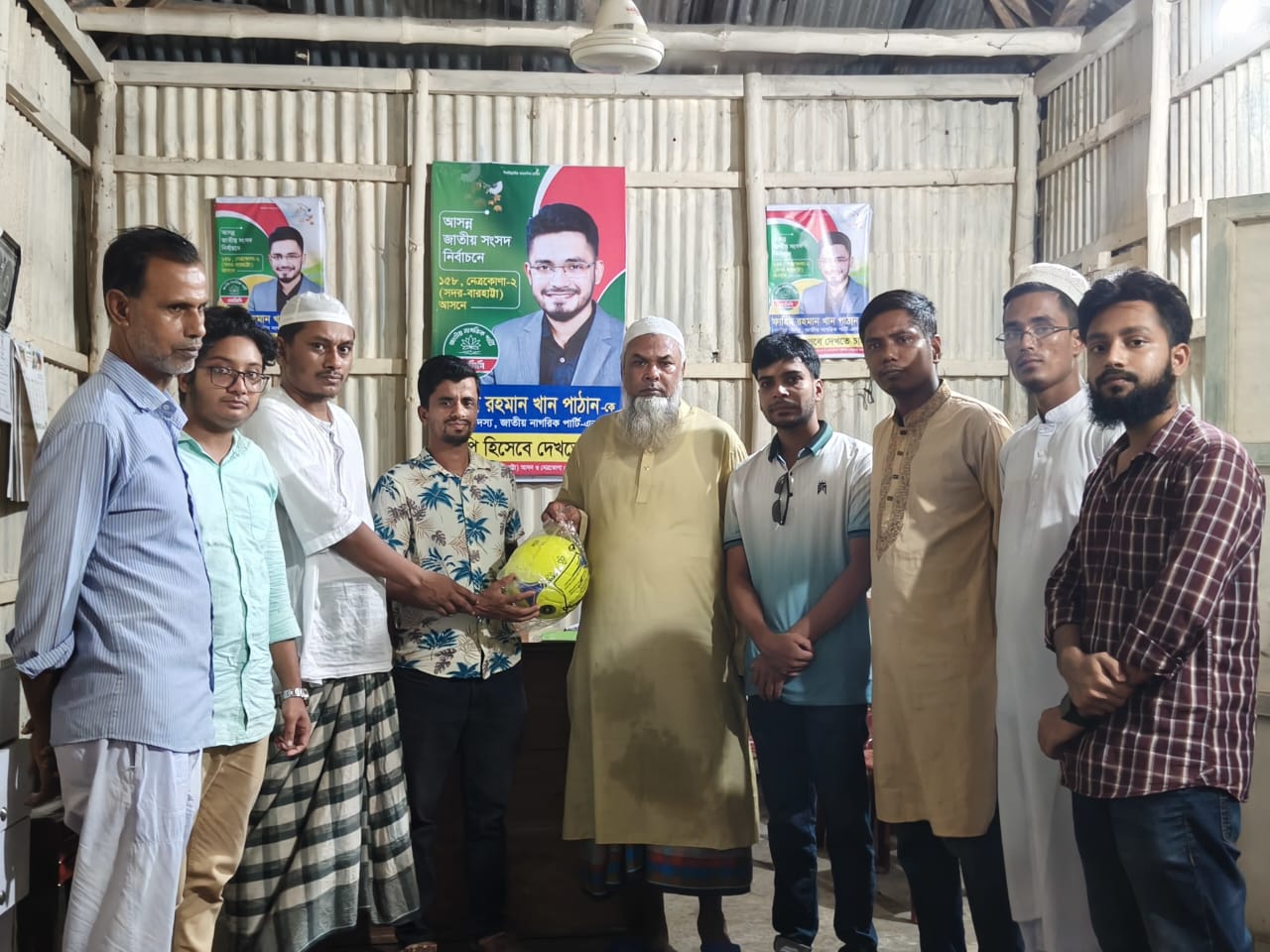 নেত্রকোণায় এনসিপি’র কেন্দ্রীয় সদস্য ফাহিম পাঠানের ফুটবল উপহার