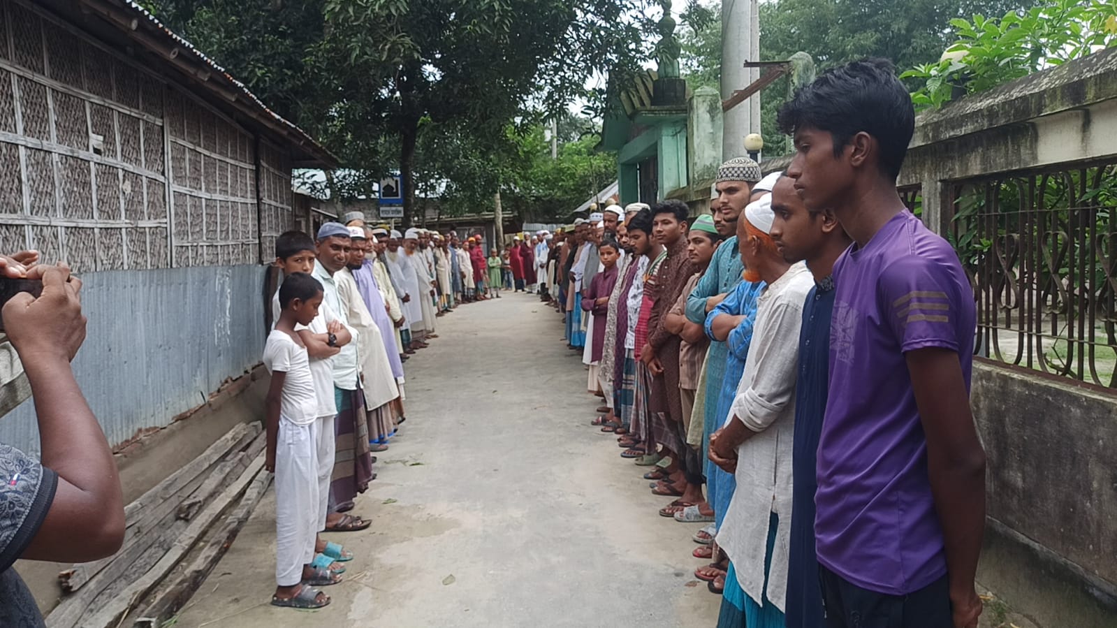 পঞ্চগড় বোদা উপজেলা মসজিদ নির্মাণে বাধাঁ দেয়ার অভিযোগে মানববন্ধন কর্মসূচি