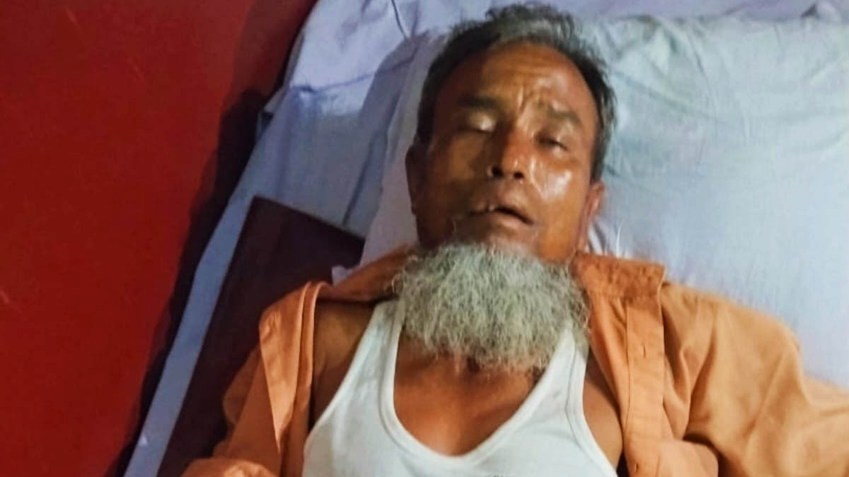 নিজের ব্যাগের জুস পান করে অজ্ঞান পার্টির সদস্য নিজেই অজ্ঞান।