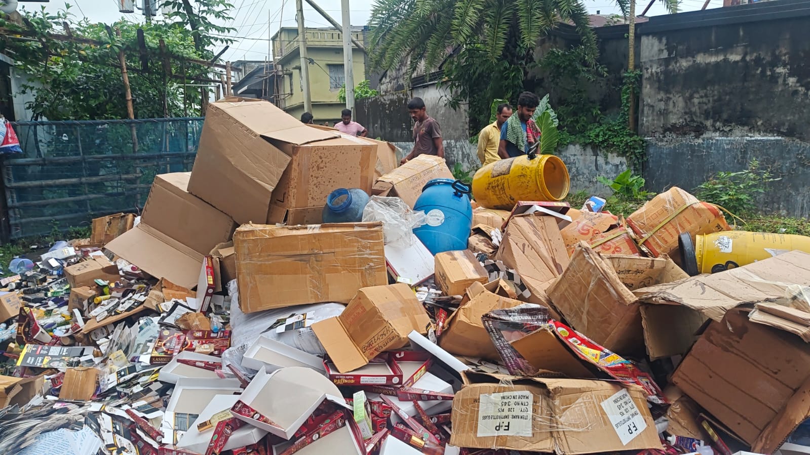 বাগেরহাটে ভেজাল প্রসাধনী কারখানায় ভোক্তার অভিযান,লাখ টাকা জরিমানা