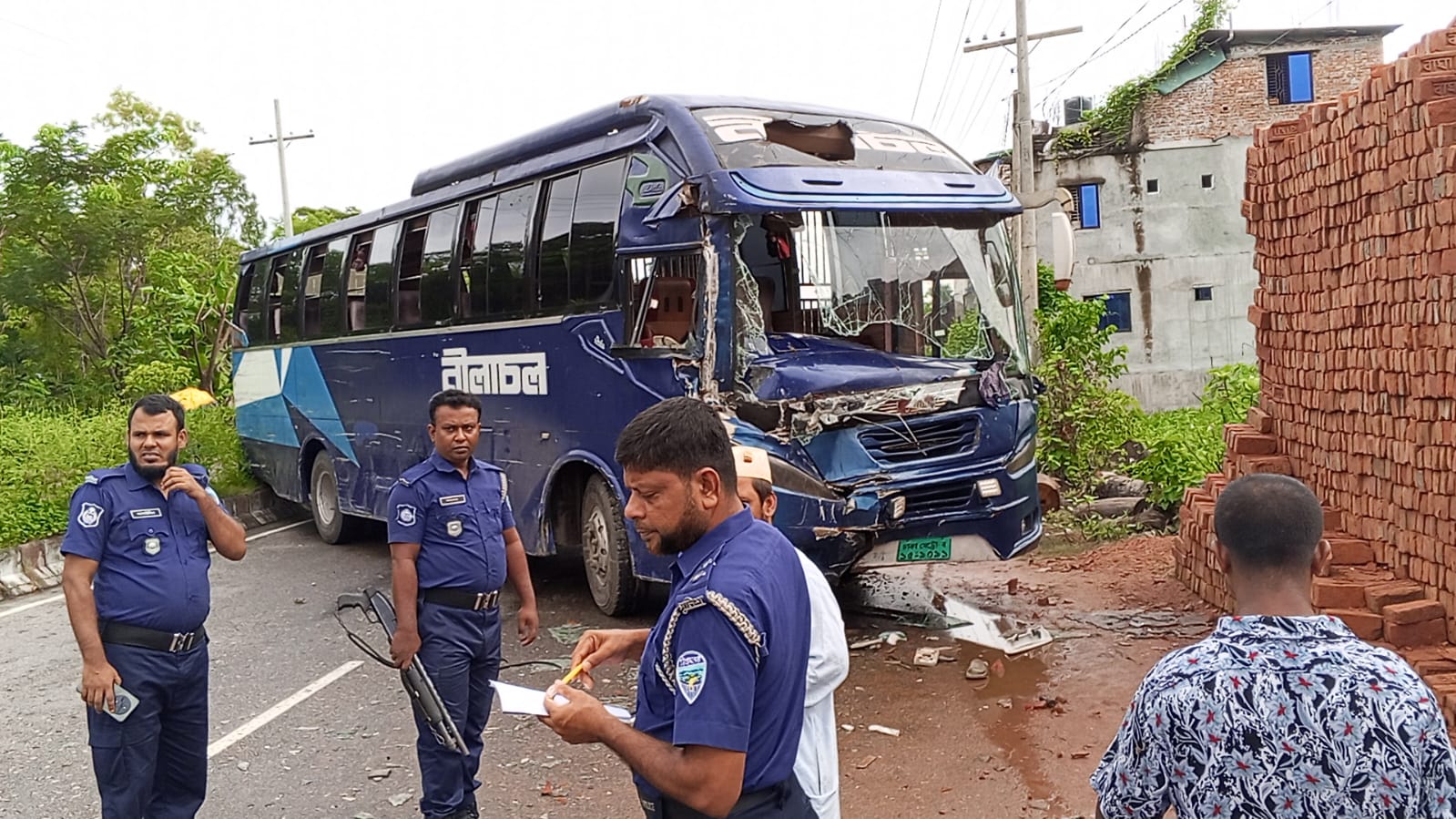 মনোহরগঞ্জে বাস চাপায় অটো চালক সহ নিহত ২, এলাকায় শোকের ছায়া
