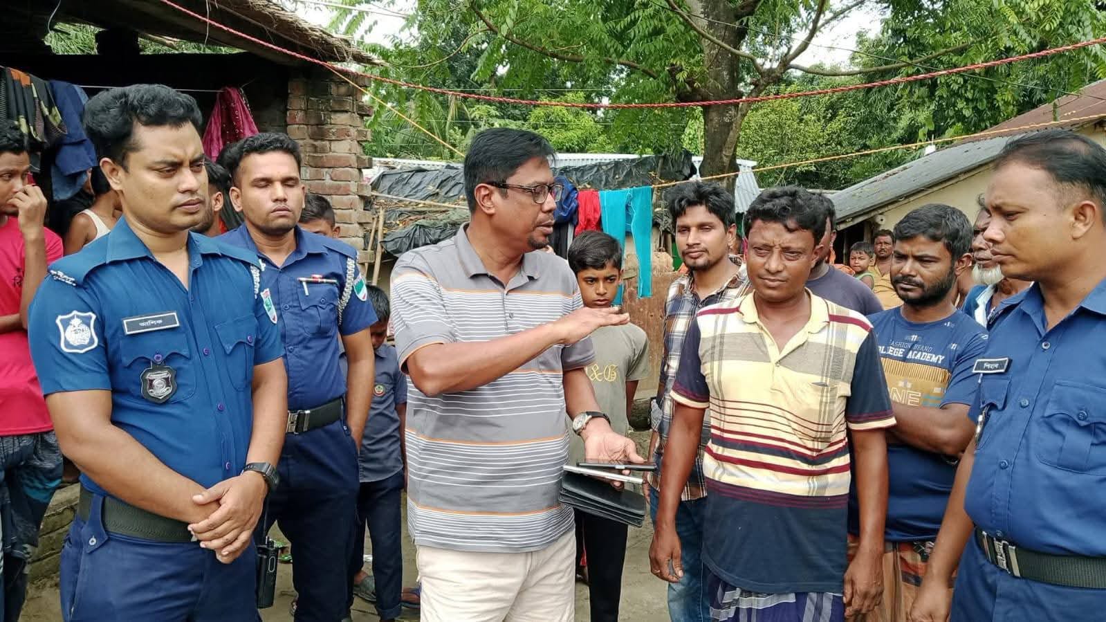 হরিণাকুণ্ডু থানার ওসি শহিদুল ইসলামের মাদক বিরোধী অভিযানঃ মাদক পন্য ১২ ফুট লম্বা গাঁজার গাছ উদ্ধার
