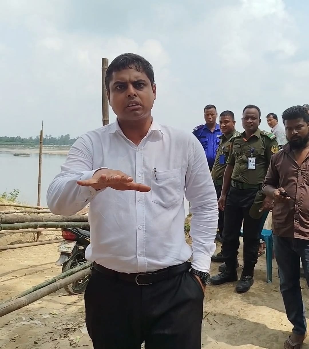 সংবাদ সংগ্রহ করতে যাওয়া সাংবাদিকদের উদ্দেশ্য ম্যাজিস্ট্রেট বলেন “আপনারা তো সন্ত্রাসী”