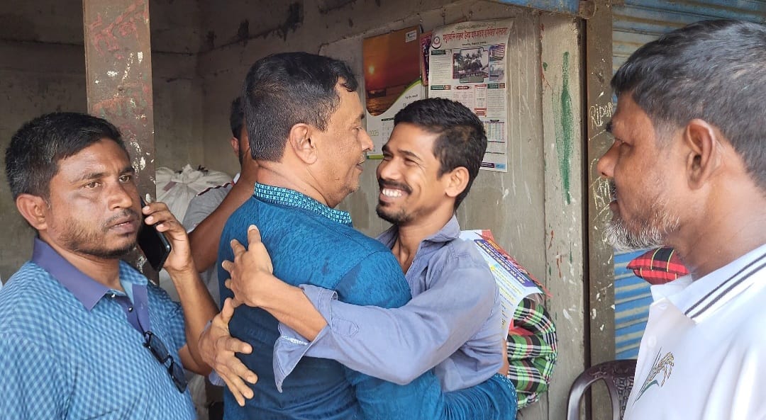 বিশ্বম্ভরপুরে আবুল মুনসুর শওকত এর মোটর সাইকেল শো- ডাউন লিফলেট বিতরণ