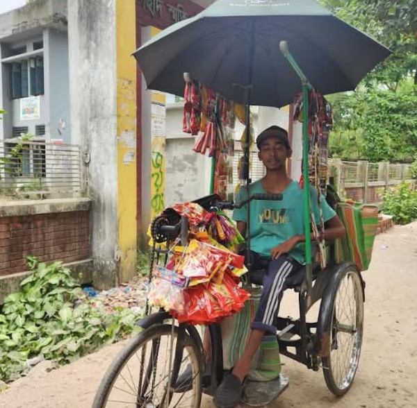হুইল চেয়ারে দোকান চালিয়ে মায়ের চিকিৎসার খরচ বহন করেন শাওন