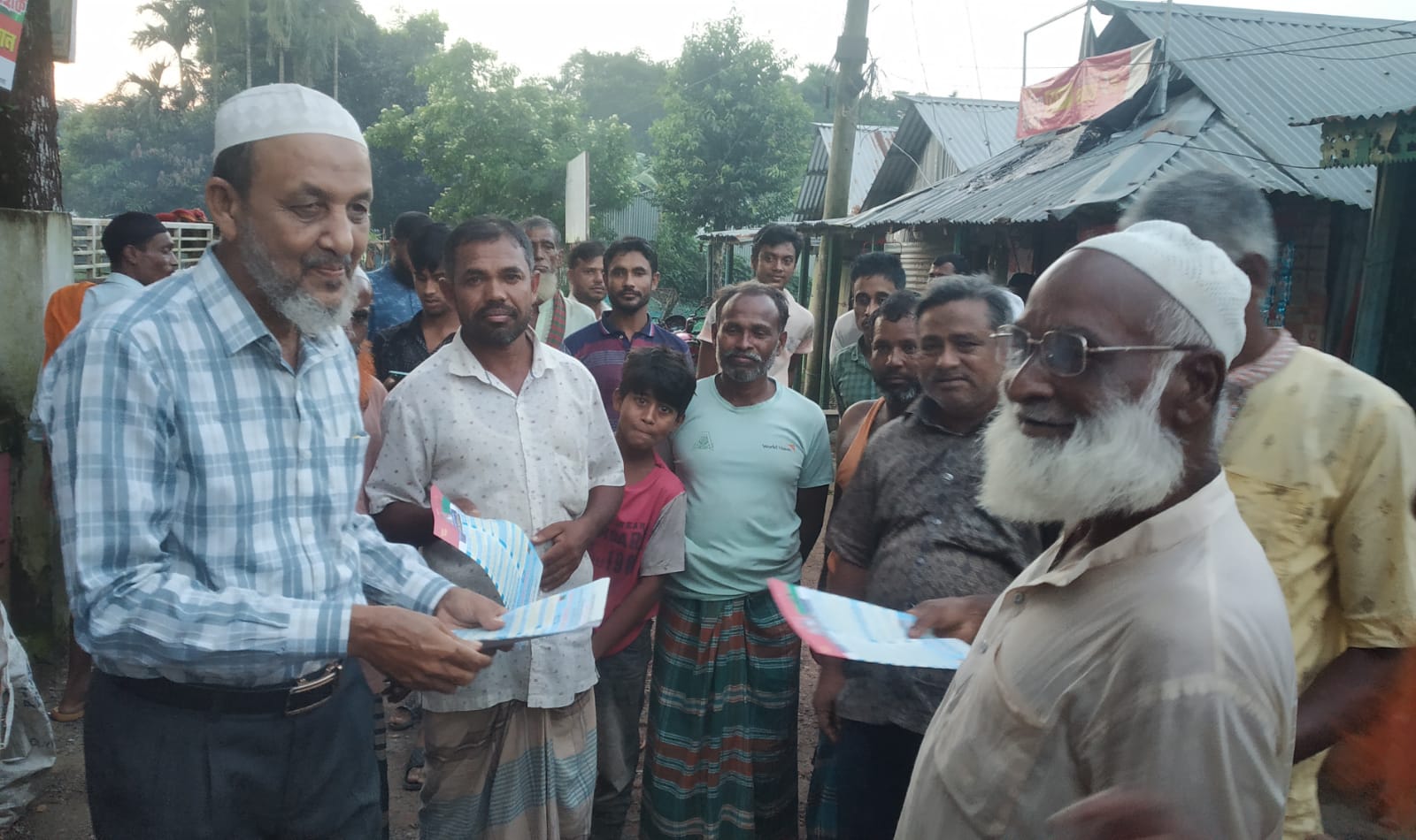 সুনামগঞ্জ-১আসনের মনোনয়ন প্রত্যাশী আব্দুল মোতালিব খানের উঠান বৈঠক ও লিফলেট বিতরণ