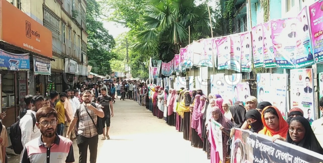 ধর্মপাশায় আদালতে প্রাঙ্গণে নিহত শরীফা আক্তারের বিচারের দাবীতে বিক্ষোভ মিছিল ও মানবন্ধন অনুষ্ঠিত