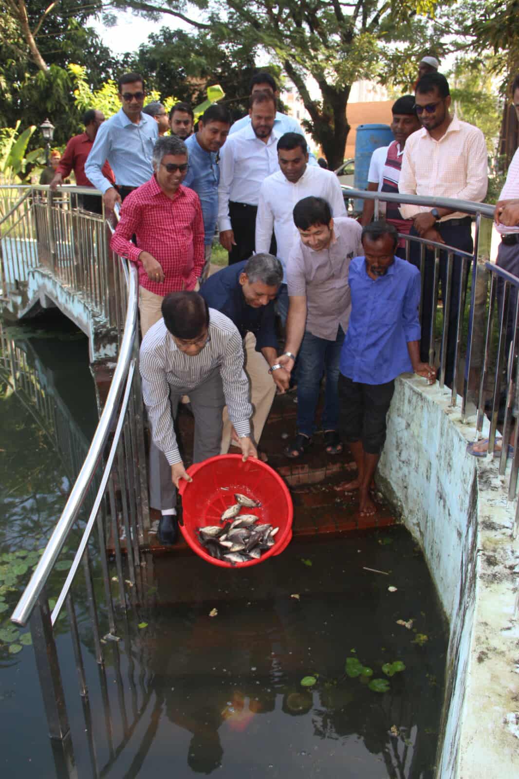 নজরুল বিশ্ববিদ্যালয়ে মাছের পোনা অবমুক্তকরণ কর্মসূচি উদ্বোধন