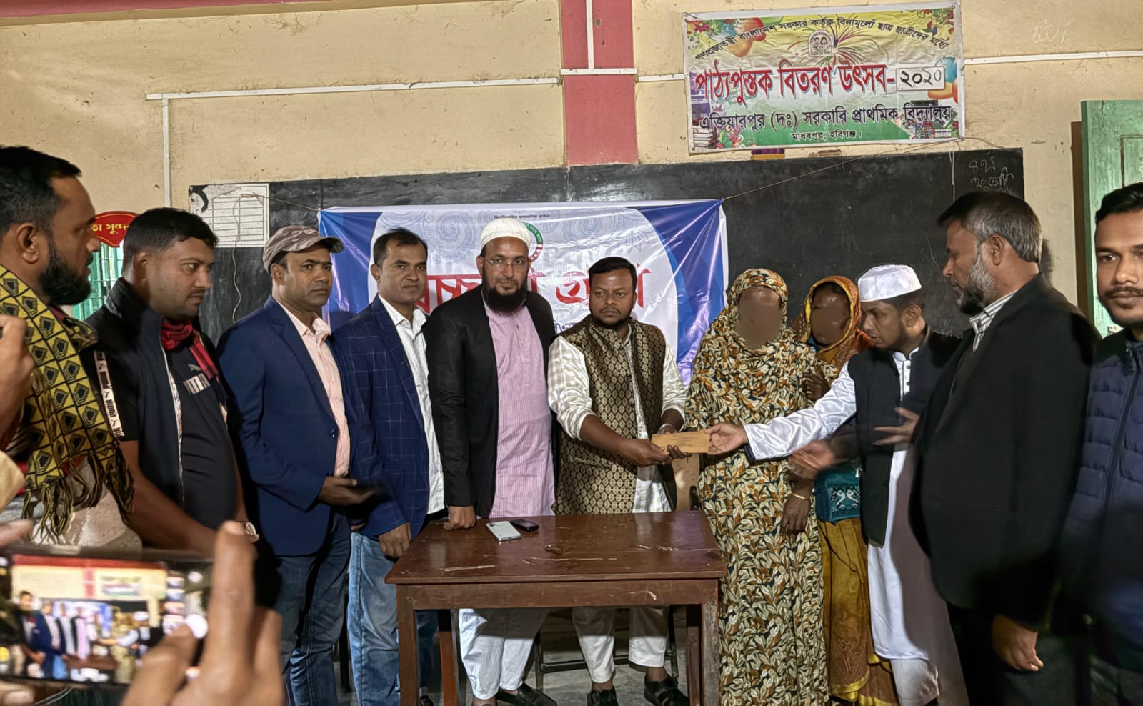 মাধবপুরে স্বচ্ছতা গ্রুপের আর্থিক সহায়তা পেলেন অন্ধ প্রতিবন্ধী তাহেরা খাতুন