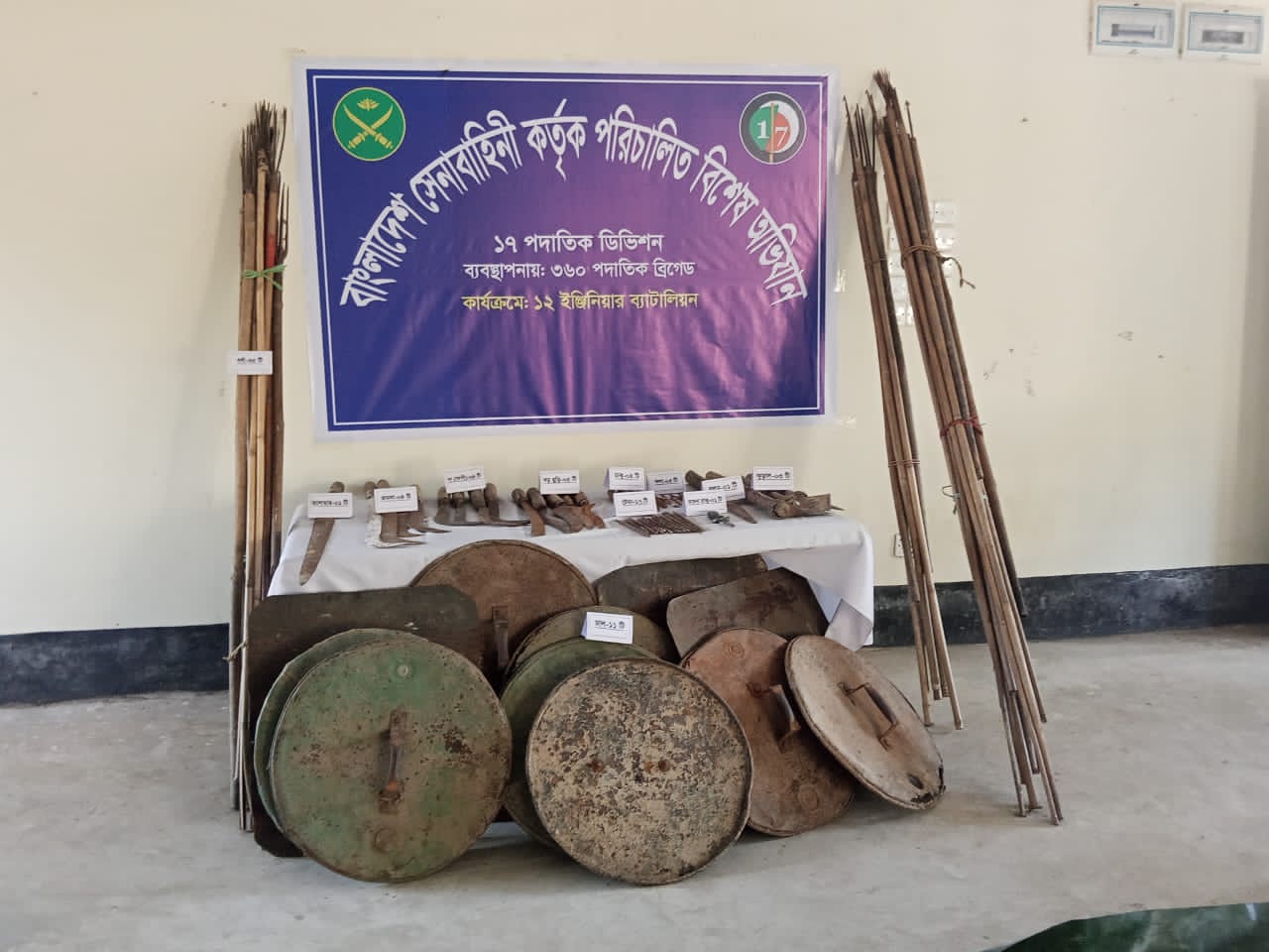 সুনামগঞ্জের মধ্যনগরে সেনাবাহিনীর বিশেষ অভিযানে বিপুল পরিমাণ দেশীয় অ*স্ত্র উদ্ধার