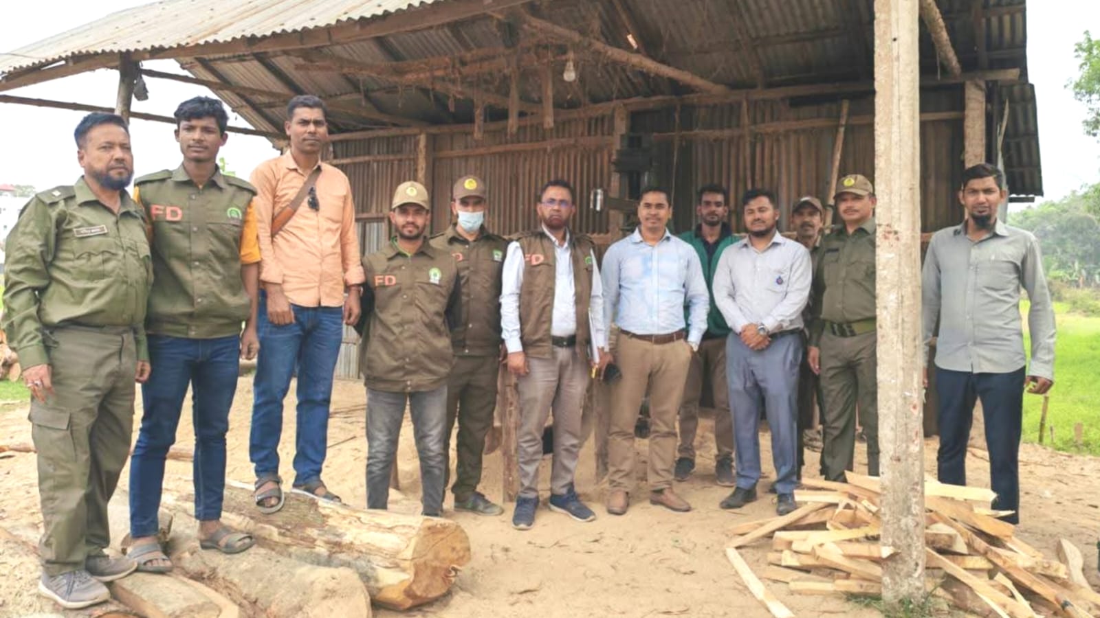 মাধবপুরের আন্দিউড়া এলাকায় ভ্রাম্যমাণ আদালতের অভিযান: অবৈধ ২টি করাতকল অপসারণ