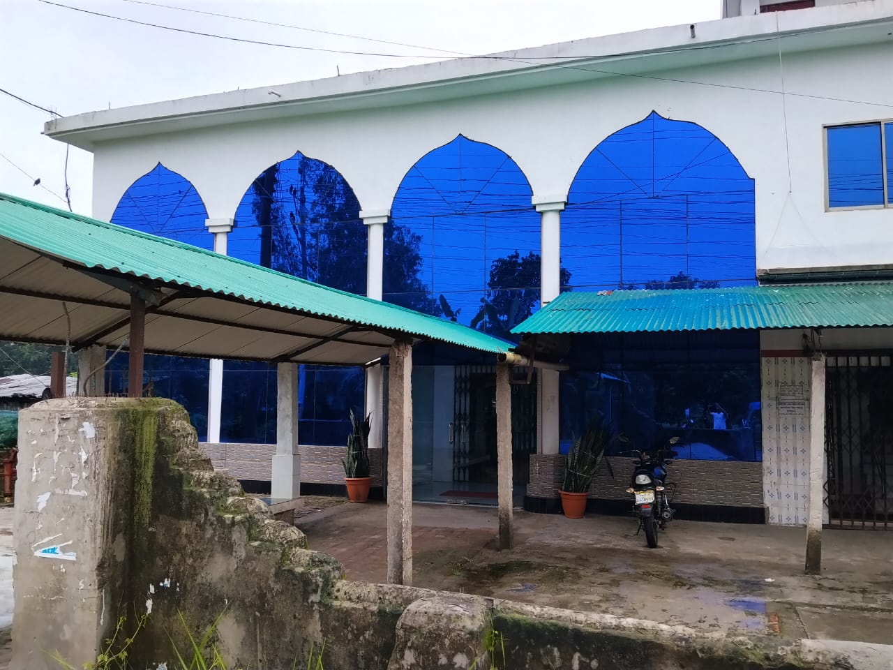 সান্তাহারে বায়তুন নূর জামে মসজিদে চুরির চেষ্টা, থাই গ্লাসের ফ্রেম নিয়ে পালাল দুর্বৃত্তরা
