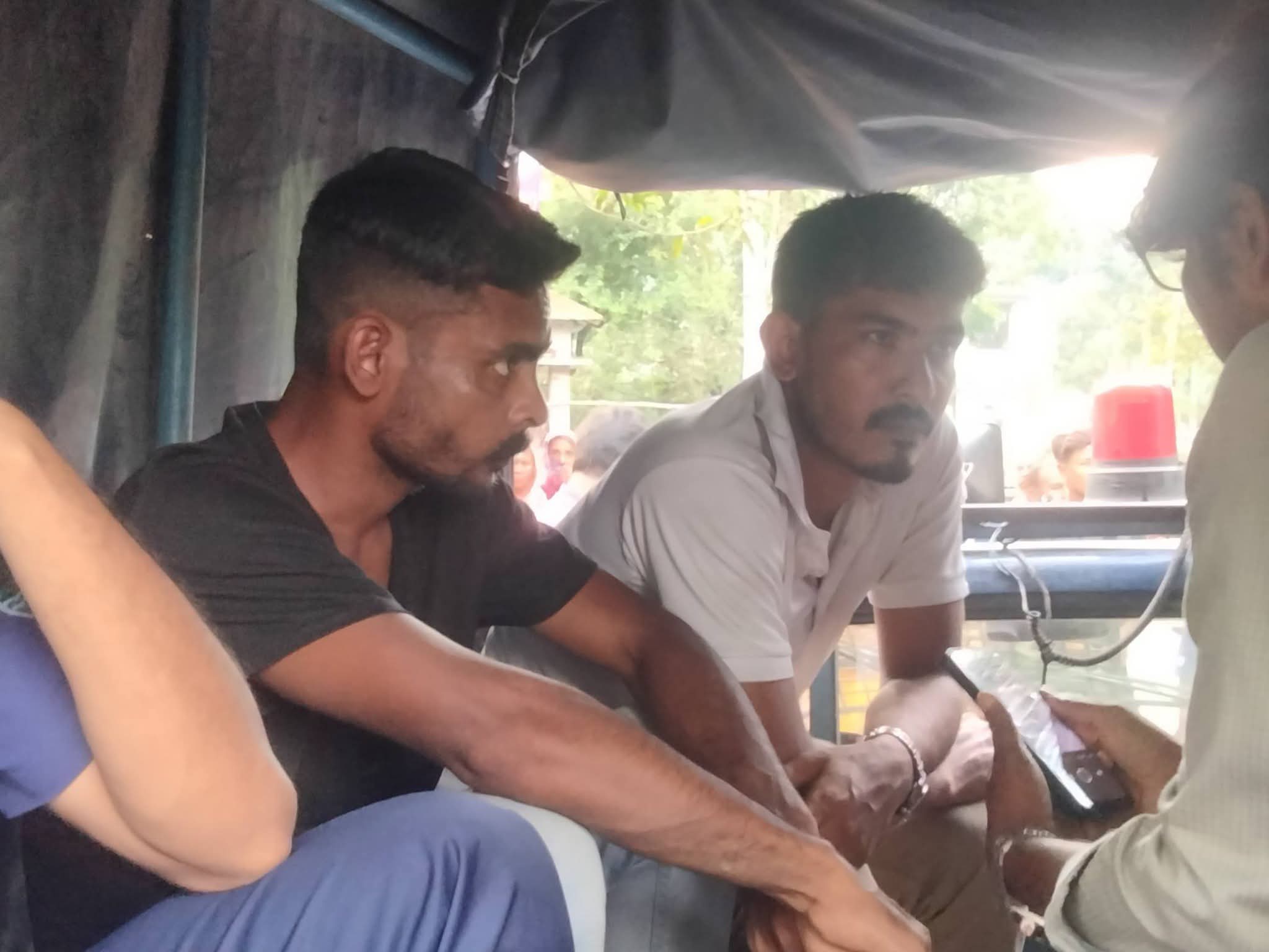 বাঘার আড়ানীতে পুলিশ পরিচয়ে চাঁদাবাজির অভিযোগে দুই ভুয়া পুলিশ আটক ও গণপিটুনি।