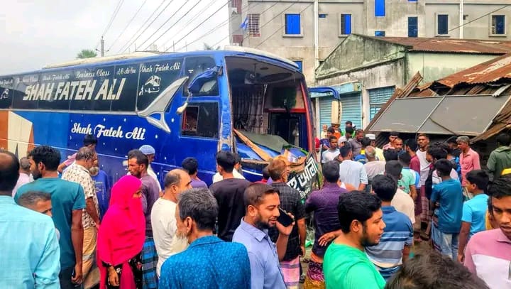 বগুড়া-নওগাঁ সড়কে বেপরোয়া বাসের তাণ্ডব: প্রাণ গেল ৬ জনের, হাসপাতালে ভর্তি ২০-২৫ জন!!