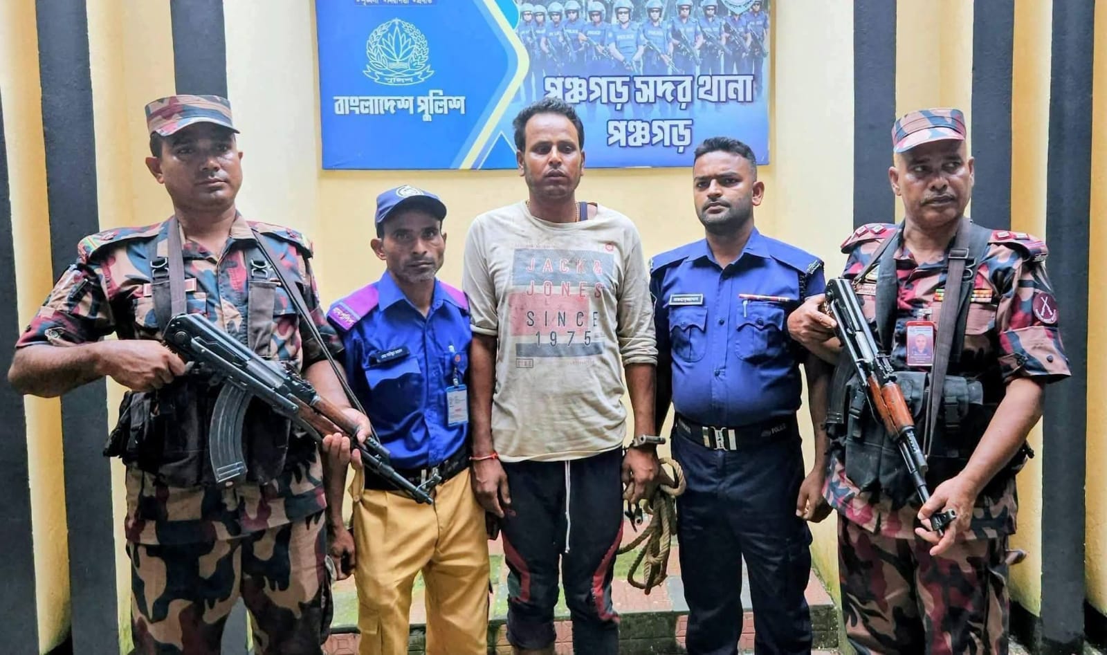 ভারতীয় নাগরিক কে অবশেষে পঞ্চগড় সদর থানা পুলিশের কাছে হস্তান্তর করেছে বিজিবি