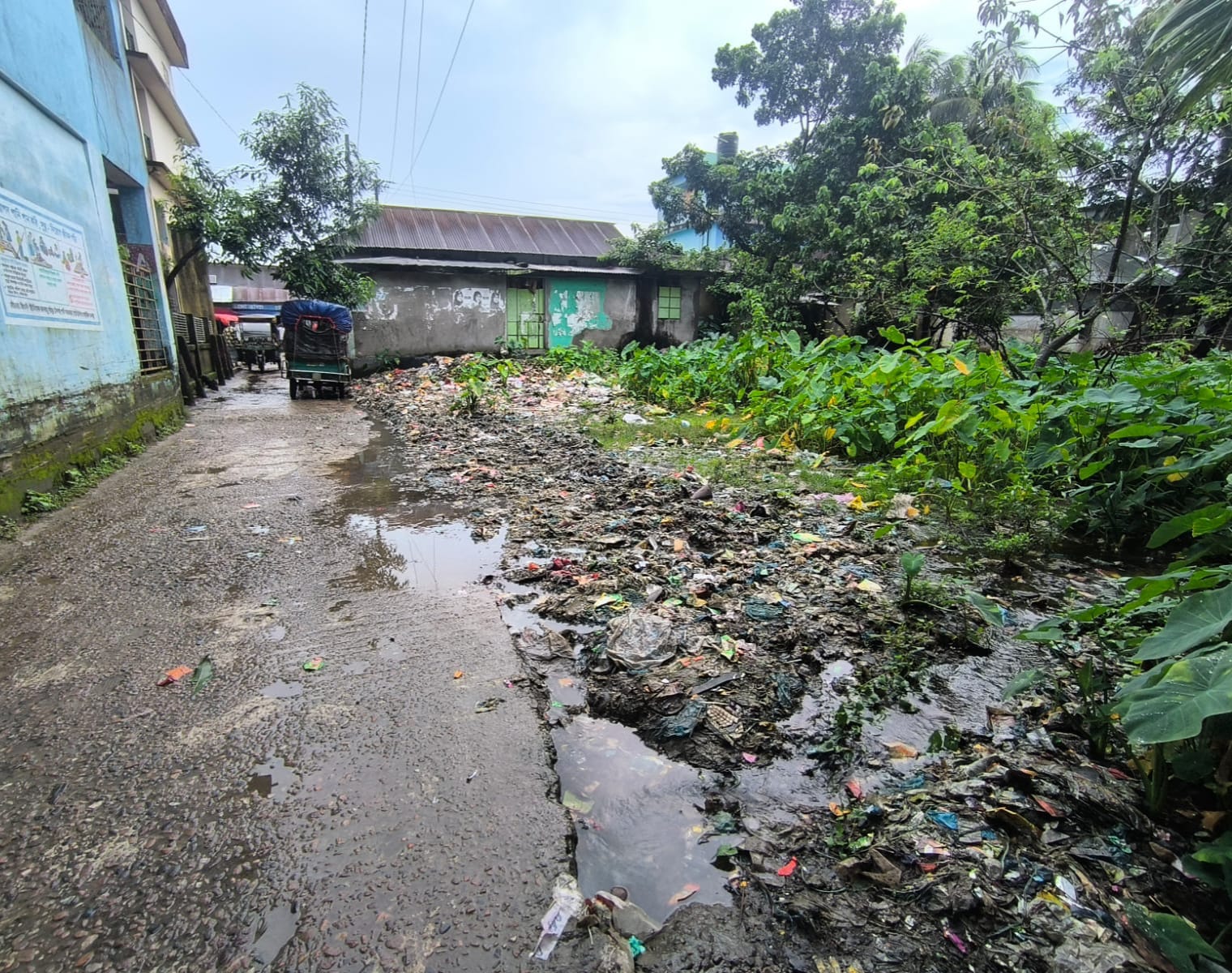 ধর্মপাশায় বিদ্যালয়ের সামনে ময়লার স্তূপ, পাশে মসজিদ—দুর্ভোগে পথচারী ও শিক্ষার্থীরা