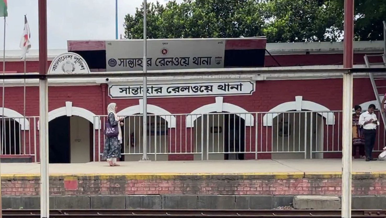 চলন্ত ট্রেনে নারী ধর্ষণের অভিযোগ: দায়িত্বে থাকা চার পুলিশ সদস্য প্রত্যাহার