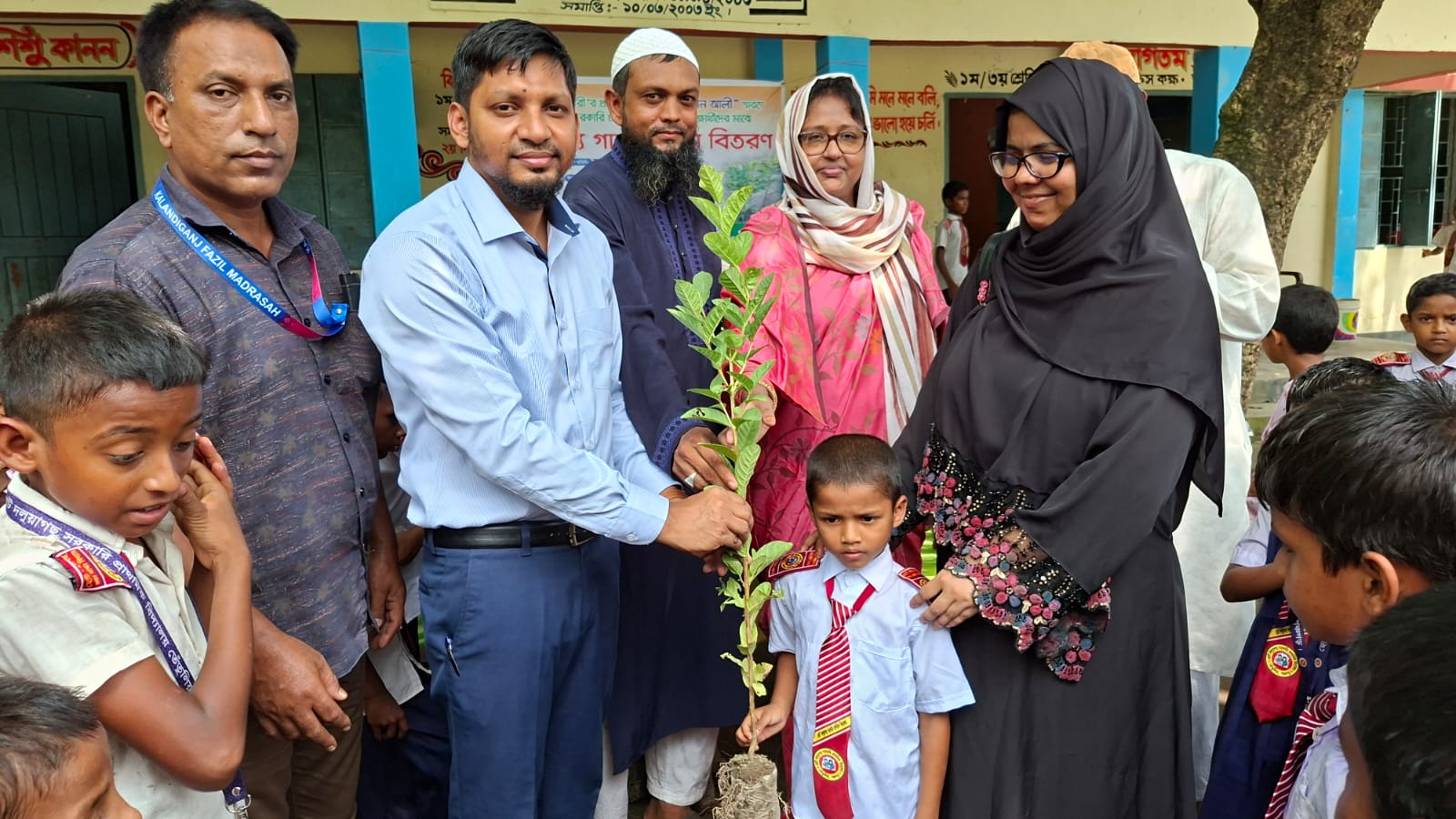 তেঁতুলিয়ায় বাবার স্মরণে সাইফুল প্রযুক্তি নার্সারীর গাছের চারা বিতরন