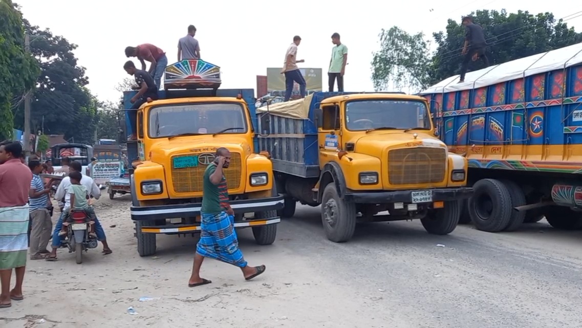 তেঁতুলিয়ায় বাংলাবান্ধা মহাসড়কে অবরোধ প্রশাসনের মিথ্যে মামলার অভিযোগ