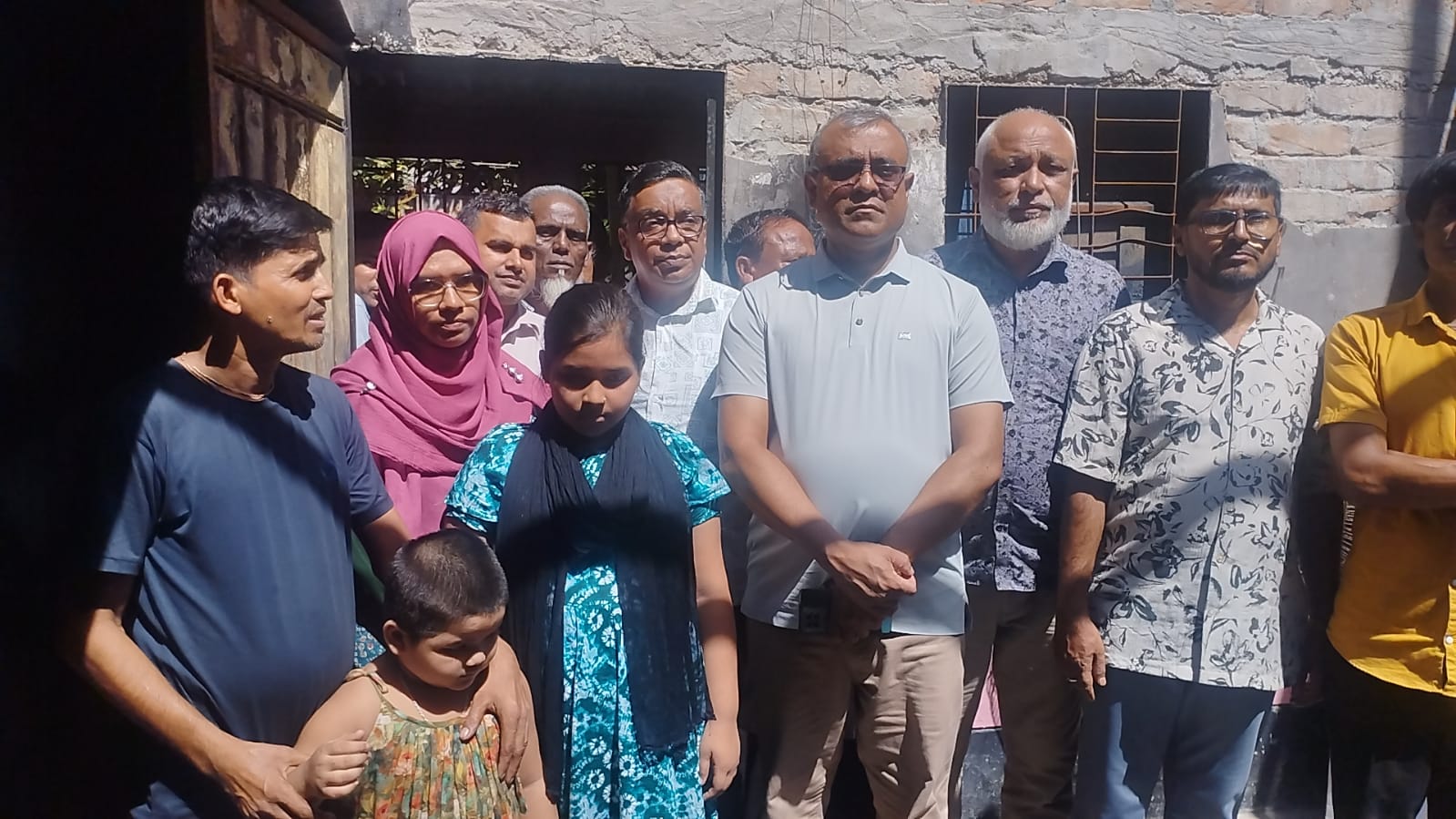 বারহাট্টায় আগুনে পোড়া মন্টুর বাড়ি পরিদর্শন করলেন নেত্রকোনা-২ আসনের এমপি