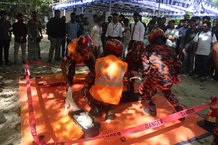 ইবি সায়েন্স ক্লাবের উদ্যোগে ল্যাবরেটরি ও অগ্নিনিরাপত্তা বিষয়ক কর্মশালা
