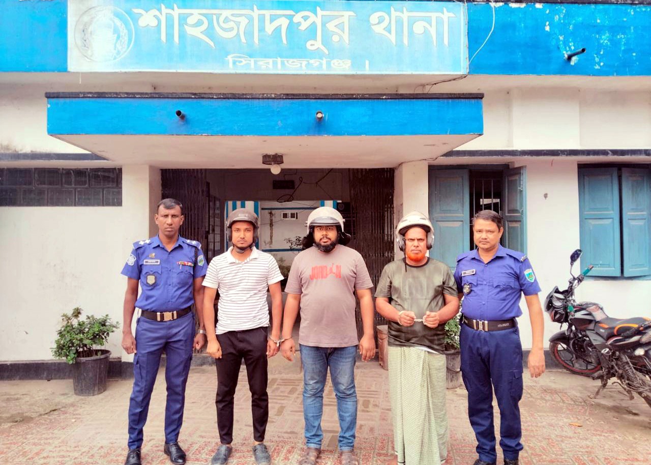 শাহজাদপুর বিকাশ অফিসে রবীন্দ্র বিশ্ববিদ্যালয়ের ছাত্রীকে ধর্ষনচেষ্টা! ৩ বিকাশ কর্মী আটক
